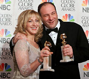 Serialo &bdquo;Sopranai: mafijos kronika&ldquo; žvaigždės Edie Falco ir Jamesas Gandolfini (2000 m.)