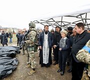 Europos Komisijos pirmininkė Ursula von der Leyen, ES užsienio reikalų įgaliotinis Josepas Borrellis ir Slovakijos ministras pirmininkas Eduardas Hegeris lankėsi Bučoje, kur žuvo &scaron;imtai civilių gyventojų