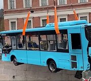 I&scaron;keliamas į upę su keleiviais nulėkęs autobusas Sankt Peterburge 