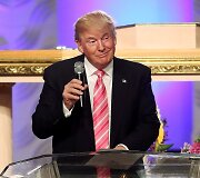 Donaldas Trumpas Detroito bažnyčioje bando įtikinti juodaodžius balsuoti už jį