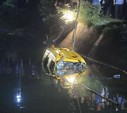 Kinijoje nuskendo mokyklinis mikroautobusas