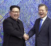&Scaron;iaurės ir Pietų Korėjos lyderiai: Kim Jong Unas ir Moon Jae-inas 