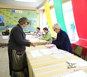 Jurbarko rajono Smalininkų miestelio gyventojai rinkti prezidento ir europarlamentarų atėjo pasipuo&scaron;ę tautiniais drabužiais