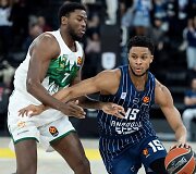 Mosesas Wrightas ginasi prie&scaron; PJ Dozierą