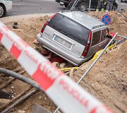 Po smūgio automobilis įlėkė į griovį