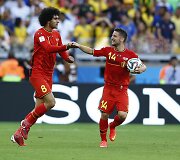 Marouane Fellaini džiaugiasi įvarčiu su komandos draugu Driesu Mertensu