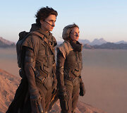 Paulas (akt. Timoth&eacute;e Chalamet) ir jo motina (akt. Rebecca Ferguson) filme &bdquo;Kopa&ldquo;