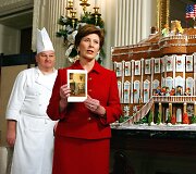 JAV pirmoji ponia Laura Bush su kalėdiniu atviruku Baltųjų rūmų Valstybiniame valgomajame