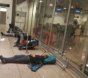 Barselonos oro uostas: atidėjus skrydžius keleiviai miega tiesiog ant grindų.
