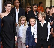 Angelina Jolie su vaikais (i&scaron; kairės) Vivienne, Knoxu, Shiloh ir Zahara