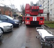 Tauragėje ugniagesiai penktame auk&scaron;te gelbėjo insulto i&scaron;tiktą moterį