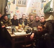 Dovydas Pancerovas ir Vidmantas Balkūnas su Marjinos prie&scaron;akinėse pozicijose stovinčiais Ukrainos kariais