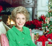 JAV pirmoji ponia Nancy Reagan tarp Baltųjų rūmų kalėdinių dekoracijų