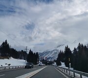 Alpėse snigti gali ir vasarą (nuotraukoje - kalnai 2024 m. balandį)