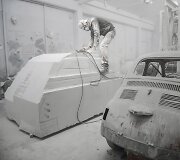 Menininkas Italijoje kuria &bdquo;Fiat 500&ldquo; skulptūrą i&scaron; marmuro