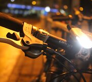 Automobilis partrenkė dviratininkę