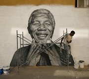 Ant sienos nupie&scaron;tas Nelsonas Mandela