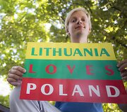 Akcijos dalyviai fotografavosi su plakatu &bdquo;Lietuva myli Lenkiją&ldquo;