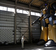 Japonų inžinierius pristatė i&scaron; vidaus valdomą milžini&scaron;ką robotą