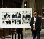 Arashas Khamooshi, &bdquo;Nenumatytų naujienų&ldquo; nuotraukų serijos III vietos laimėtojas, greta savo fotoistorijos, De Nieuwe Kerk bažnyčioje.