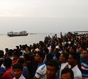 Banglade&scaron;e apvirto keltas su &scaron;imtais keleivių