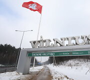 Nuo &scaron;iol prie įvažiavimų į Vilnių plevėsuos Vyčio vėliavos