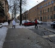 Avarija Pamėnkalnio gatvėje Vilniuje: &bdquo;Honda&ldquo; rėžėsi į stulpą