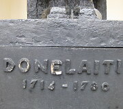 Kristijono Donelaičio skulptūra prie restauraciją