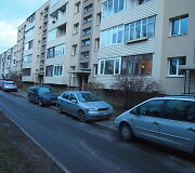 Automobiliai Žirmūnų gatvės daugiabučio kieme