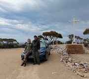 Aistė ir Augustinas su i&scaron;tikimuoju automobiliu, kuriuo įveikė 14 000 km žiedą aplink Australiją