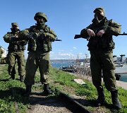 Rusijos kariai netoli Ukrainos karinio laivo &bdquo;Slavutyčius&ldquo;, Sevastopolyje.