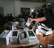Filipinuose internetinės parduotuvės sandėlyje rasta padirbtų garsių elektronikos prietaisų.