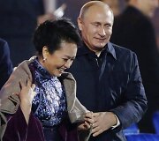 Kinijos prezidento Xi Jinpingo žmona Peng Liyuan ir Rusijos prezidentas Vladimiras Putinas