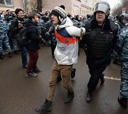 Prie Maskvos teismo rūmų sulaikomi protestuotojai 
