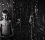 Fotografija i&scaron; serijos &bdquo;Senų dvarų vaikai&ldquo;