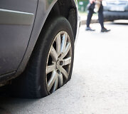 Duobėje įstrigęs automobilio ratas