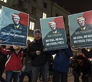 &Scaron;veicarijoje prie&scaron; D.Trumpą protestavo daugiau kaip tūkstantis žmonių