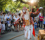 Gyvųjų statulų festivalis Bukare&scaron;te