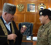 Adamas Kadyrovas (de&scaron;inėje) apdovanotas Karačiajų Čerkesijos ordinu
