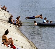 Rumunijoje žmonės kar&scaron;tomis dienomis atgaivos ie&scaron;kojo prie vandens.