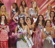 Gabriela Isler karūnuoja 2014-ųjų &bdquo;Mis Visatą&ldquo; &ndash; kolumbietę Pauliną Vega. De&scaron;inėje &ndash; Patricija Belousova