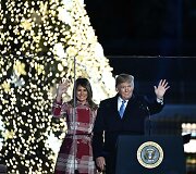 Prezidentas Donaldas Trumpas su žmona Melania įžiebė pagrindinę JAV Kalėdų eglę