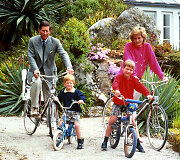 Princesė Diana ir princas Charlesas su sūnumis Williamu ir Harry (1989 m.)