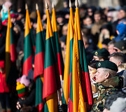 Baltijos valstybių vėliavų pakėlimo ceremonija Simono Daukanto aik&scaron;tėje