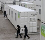 Dalis migrantų prie Kalė perkelti į jūrinius konteinerius