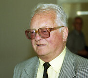 Antanas Laukaitis 2003 m. Lietuvoje pristatė savo autobiografinę knygą &bdquo;Gyvenimo sūkuriuose&ldquo;