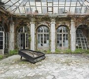 Pianino mokytojo Romaino Thiery įamžinti pianinai apleistuose pastatuose