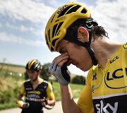 &bdquo;Tour de France&ldquo; dviratininkams kelią užtvėrė protestuotojai, dalis sportininkų nukentėjo nuo a&scaron;arinių dujų.