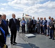 Į Baltijos jūrą nuleisti vainikai žuvusiems atminti