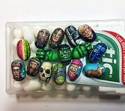 Menininkas Steve'as Casino pie&scaron;ia detalius pie&scaron;inius ant &bdquo;Tic Tac&ldquo; dražė saldainių